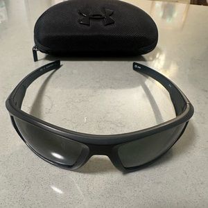 Sunglasses and case - black men’s Under Armour, for athletic activities
